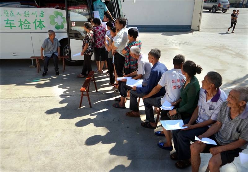 移动体检车造福人民群众，生产厂家为健康护航02