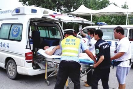 命悬一线牵动人心，救护车临危不乱治病救人_